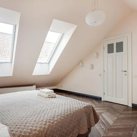 3 Bedroom Duplex Next To The Gates Of Dawn Апартаменти *