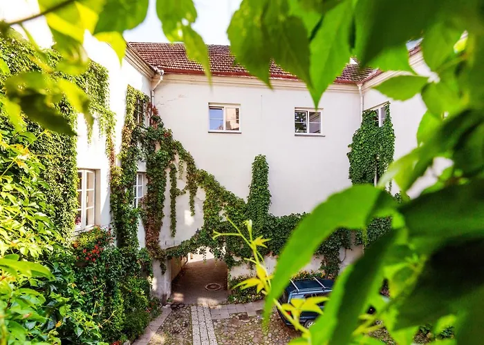 3 Bedroom Duplex Next To The Gates Of Dawn *